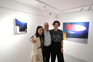 Kurator Ruben Arevshatyan mit den Künstlerinnen Margret Hoppe und Nvard Yerkanyan