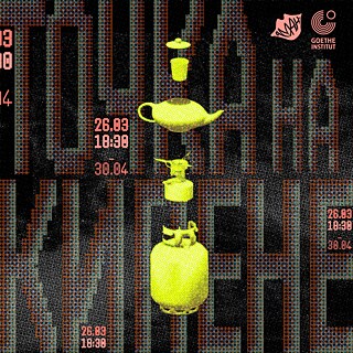 Grafisches Banner mit dunklem, körnigem Hintergrund. In der Mitte stehen große kyrillische Buchstaben in einem mehrfarbigen Rastereffekt. Davor sind mehrere gelb hervorgehobene Gegenstände übereinander angeordnet, darunter ein Teekessel, ein kleiner Behälter und ein Gaszylinder. Links stehen in rot leuchtenden Ziffern die Daten „26.03 18:30“ und „30.04“. Rechts befindet sich das Logo des Goethe‑Instituts und ein kleines grafisches Hand‑Symbol. Die Gestaltung wirkt stark kontrastreich und experimentell.