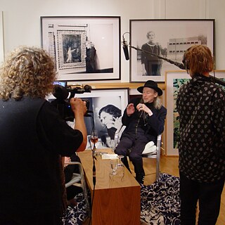 Film- und Tonaufnahme von einem älteren Mann mit schwarzem Hut