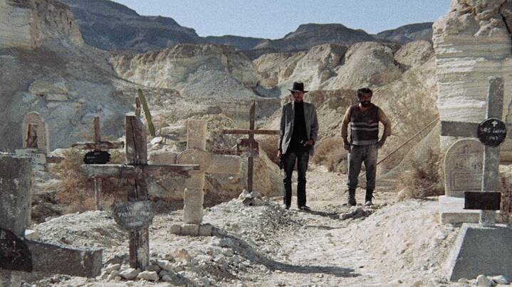 Mario Adorf und Anthony Dawson in "Deadlock" (Regie: Roland Klick, 1970) Der anarchische Film um zwei Bankräuber und ihre Beute spielt virtuos mit den Konventionen des Western Genres und verwandelt sie in einen rauen 70er‑Jahre‑Gangsterfilm. 