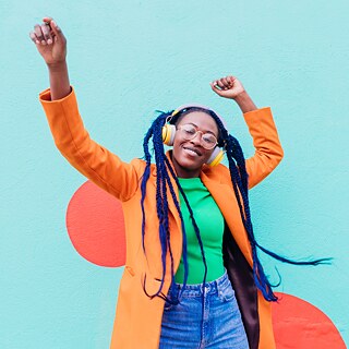  Junge Frau mit Kopfhörer tanzt