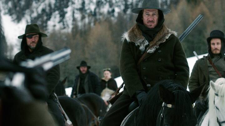 Standbild aus „Das finstere Tal“ (Regie: Andreas Prochaska, 2014). Dieser bildgewaltig inszenierte Film verzichtet auf amerikanische Vorbilder und schafft stattdessen eine ungewöhnlich eigenwillige Synthese aus klassischem Western und deutschem Heimatfilm.