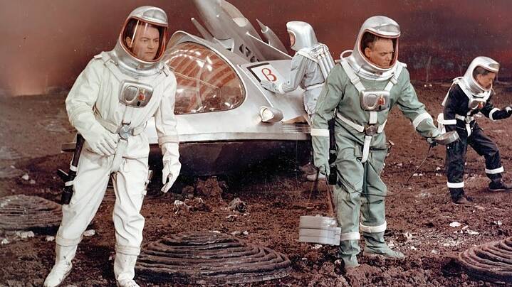 Visionäre Weltraummission im ersten ostdeutschen Science‑Fiction‑Film: Szene aus Kurt Maetzigs "Der schweigende Stern / " (DEFA, 1960). Eine multinationale Crew bricht auf „um neue Welten zu erforschen, neues Leben und neue Zivilisationen“ ... bereits sechs Jahre vor dem Start von Star Trek in den USA.