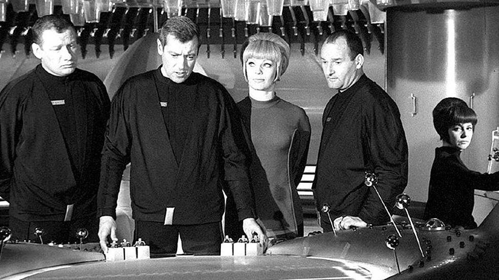 Strategische Beratung auf der Brücke der Orion: Szene aus Michael Braun und Theo Mezgers „Raumpatrouille – Die phantastischen Abenteuer des Raumschiffes Orion“ (1966). Die Serie, meist kurz „Raumpatrouille Orion“ genannt, kam zwar nur auf sieben Folgen, wurde jedoch zu einem beliebten Kultklassiker, der bis heute fasziniert und inspiriert.