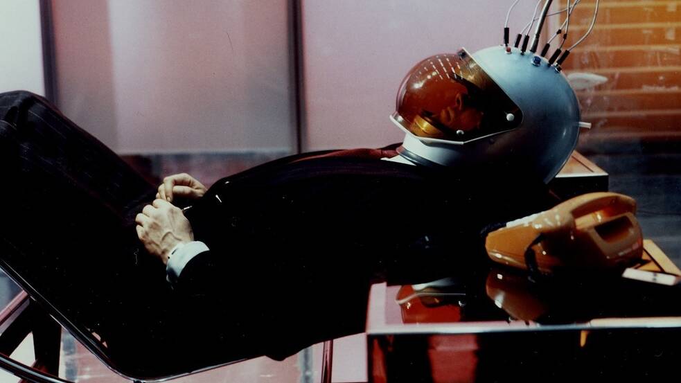 Virtuelle Identitätsflucht in einer simulierten Realität: Szene aus Rainer Werner Fassbinders „Welt am Draht“ (1973). Fassbinders auf 16mm gedrehter und für das Fernsehen produzierter Zweiteiler eilt der "Matrix" 26 Jahre voraus und gilt als Wegbereiter des Cyberpunk-Genres. Der Film war jahrzehntelang praktisch verschollen und fasziniert sein Publikum in der restaurierten, digitalisierten Fassung bis heute mit seiner subtilen, aber beklemmenden Kritik an Überwachung, technokratischer Macht, Medienkontrolle und allgegenwärtiger Paranoia.