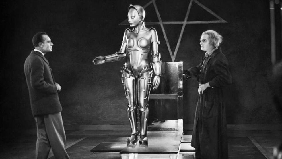 Ikonischer Moment der Maschinenerschaffung im futuristischen Labor: Szene aus „Metropolis“ (1927). Fritz Langs visionäres Meisterwerk verbindet expressionistische Bildsprache, futuristische Fantasie und monumentale Inszenierung zu einer der prägendsten Dystopien der Filmgeschichte und der Blaupause für unzählige Science Fiction Filme danach.