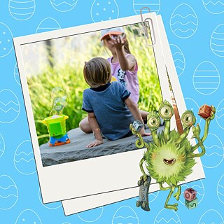 φωτογραφία με 2 παιδιά και τερατάκι