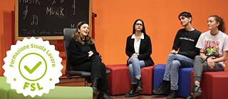 Schüler*innen inszenieren eine Debatte im Rahmen eines Schulwettbewerbs