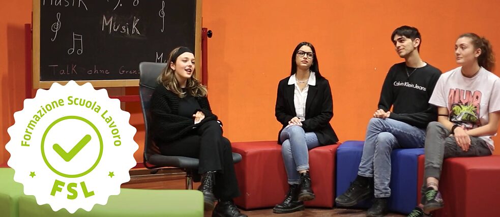 Schüler*innen inszenieren eine Debatte im Rahmen eines Schulwettbewerbs