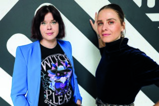 Die Autorinnen Mareike Fallwickl und Eva Reisinger