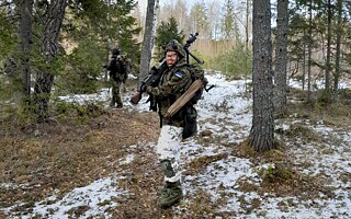 Die dreifache Mutter Ingrid Nielsen aus Tallinn beim Training im Wald mit ihrer Kaitseliit-Einheit. Der Kaitseliit (deutsch Verteidigungsbund) ist der militärische Freiwilligenverband der estnischen Streitkräfte.