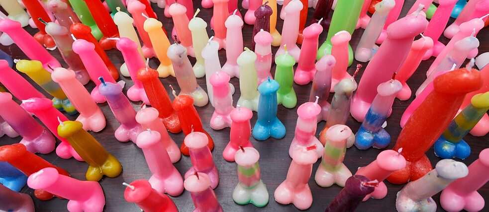 Candele a forma di pene in diversi colori.