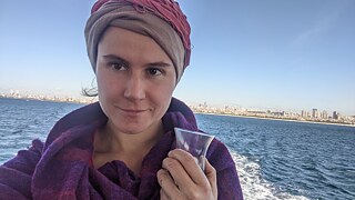 Eva Jašková nach einer langen Zugfahrt auf der Fähre in Istanbul.
