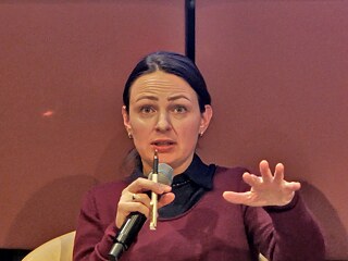 „In der Ukraine ist Resilienz nichts, das der Staat einfach vorgibt. Sie wird horizontal aufgebaut“, sagt Dr. Oksana Huss, ukrainische Forscherin für gesellschaftliche Resilienz, Korruptionsprävention und zivilgesellschaftliche Mobilisierung an der Universität Duisburg.