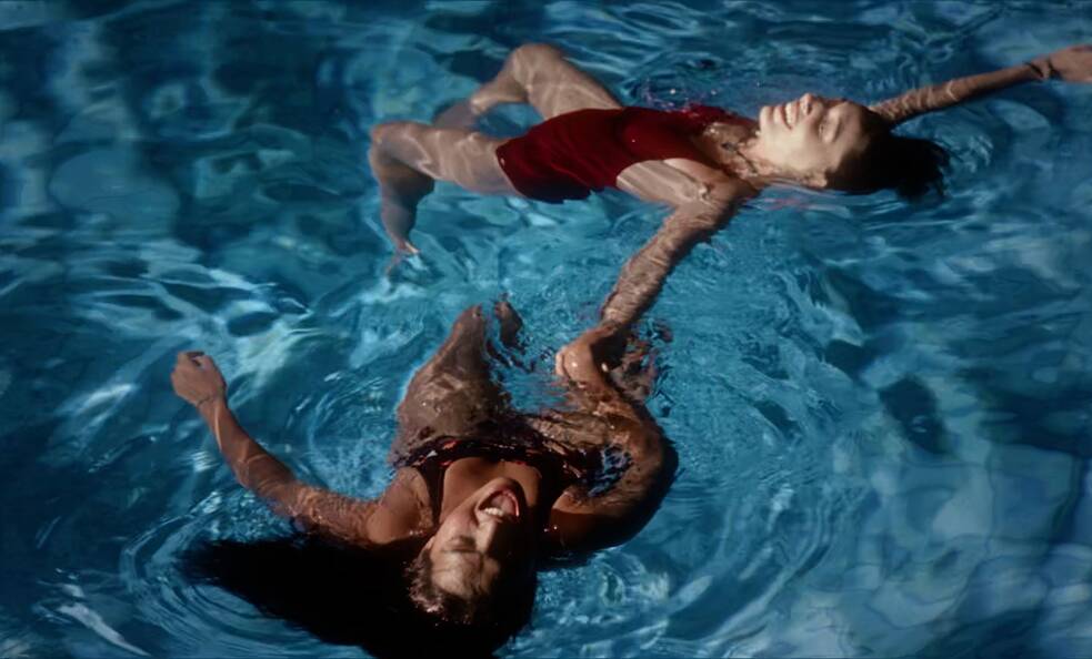 Rocío Guzmán y Darana Álvarez en "Chicas Tristes" de Fernanda Tovar