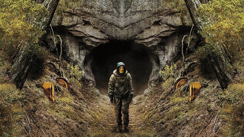 Standbild aus "Dark". Deutsche Science-Fiction in ambitionierter Langform: Die von der Kritik gefeierte Serie „Dark“ (2017–2020) von Baran bo Odar und Jantje Friese war die erste deutschsprachige Netflix‑Originalproduktion und wurde zu einem weltweiten Phänomen. Über drei Staffeln entfaltet sich ein präzise gewobenes Zeitreise-Mysterium mit der emotionalen Intensität eines Kleinstadt Dramas und fesselt das Publikum, während Vergangenheit, Gegenwart und Zukunft in ein Labyrinth verwobener Schicksale kollabieren. Dark beschreibt eine Welt, in der Zeit keine Linie, sondern ein Knoten ist und niemand dem Zyklus entkommen kann, der ihn gefangen hält.