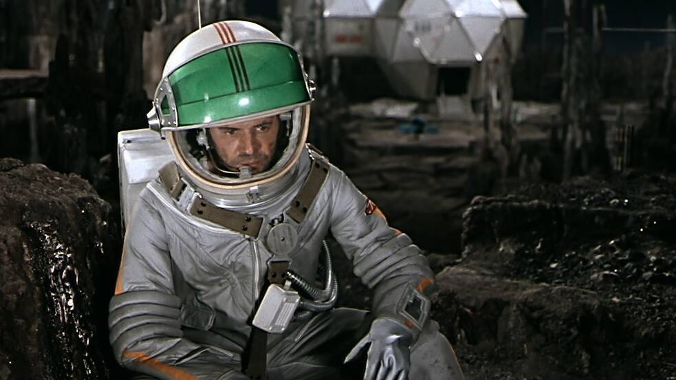 Standbild aus"Eolomea" (DEFA,  1972)  Regisseur: Herrmann Zschoche. Aufwändig produziertes, philosophisches Weltraum-Abenteuer aus der DDR. Die Erde empfängt Signale aus der Tiefe des Weltraums. Als Morsecode ergeben sie das Wort „Eolomea“. Kurz darauf verschwinden acht Raumschiffe ...