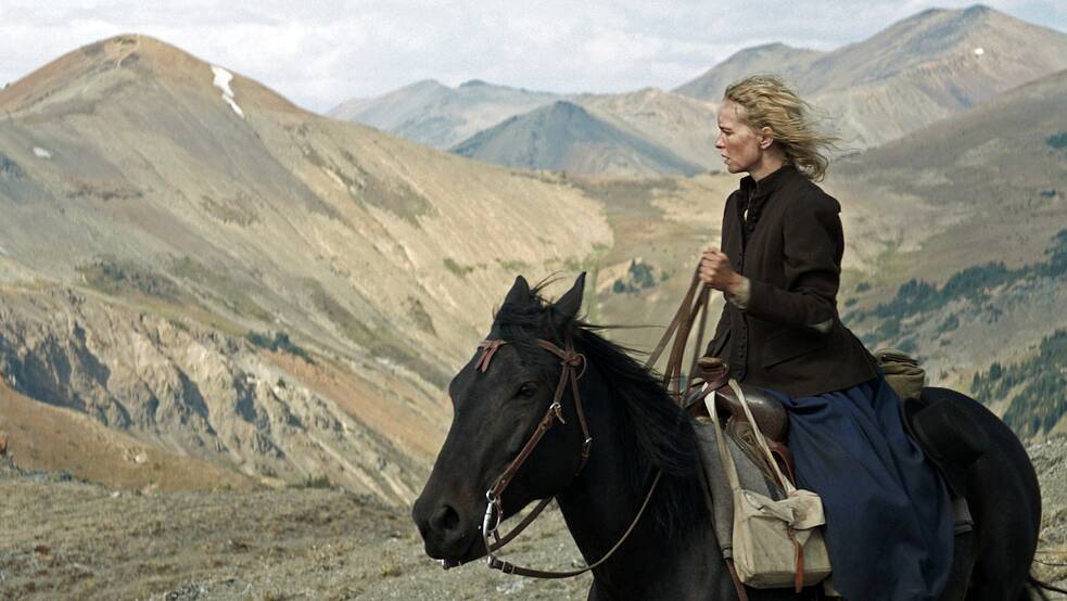 Standbild aus "Gold" (Regie: Thomas Arslan, 2013). Emily Meyer (Nina Hoss) reitet durch eine endlos scheinende Landschaft. Zwischen Goldrausch und Einsamkeit: ein Augenblick im endlosen Norden.