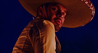 Hombre con sombrero en "Jaripeo" de Efraín Mojica y Rebecca Zweig.