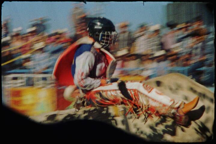 Hombre con casco montando en "Jaripeo" de Efraín Mojica y Rebecca Zweig.
