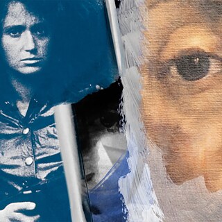 Eine Mixed-Media-Collage, die links eine Figur in einer glänzenden Jacke mit Knöpfen zeigt, überlagert von kräftiger blauer Farbe, die rechts in eine Nahaufnahme eines beigefarbenen Gesichts übergeht.