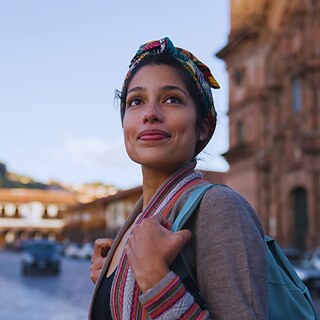 Un jeune femme africiane dans la rue en Allemagne