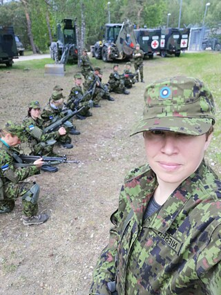 Ingrid Nielsen ist eine von vier Frauen in einer 30-köpfigen Mörsereinheit des freiwilligen estnischen Verteidigungsbundes Kaitseliit.