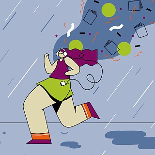 Eine Frau hört sich digitale Inhalte aus der Online-Bibliothek an, während sie im Regen an Menschen vorbeigeht, die an der Bushaltestelle warten.