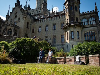 Standbild aus der Amazon Prime Video German Original Serie "Maxton Hall - die Welt zwischen uns". Schloss Marienburg in Niedersachsen ist der Drehort für die Serie.