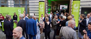Guests in conversation at the Goethe‑Institut summer reception in Berlin.