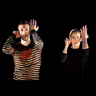 Vor einem schwarzen hintergrund zwei Tänzer in Bewegung