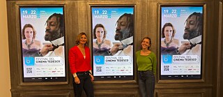 Martina Barone (rechts) und Sarah Wollberg (links) vor den Filmplakaten des 6. Festivals des Deutschen Films in Rom