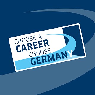 Logo der Karrieretage in Blau auf Englisch, mit Schriftzug "Choose a Career – Choose Germany"