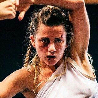 Florentina Holzinger in einem Moment einer Inszenierung