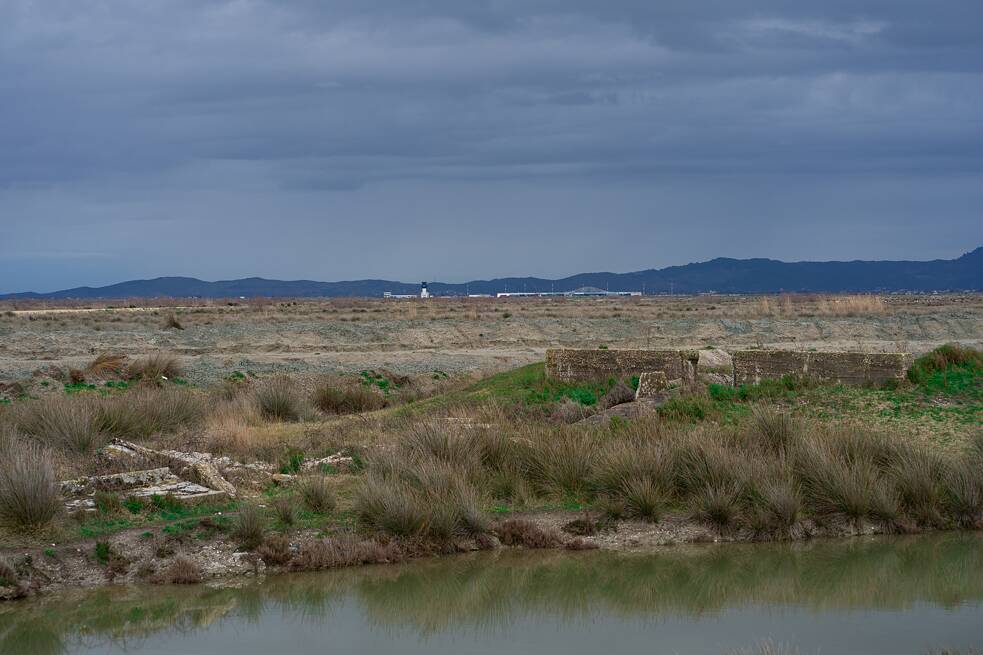 Blick auf das mit Stacheldraht abgesperrte Flughafengelände