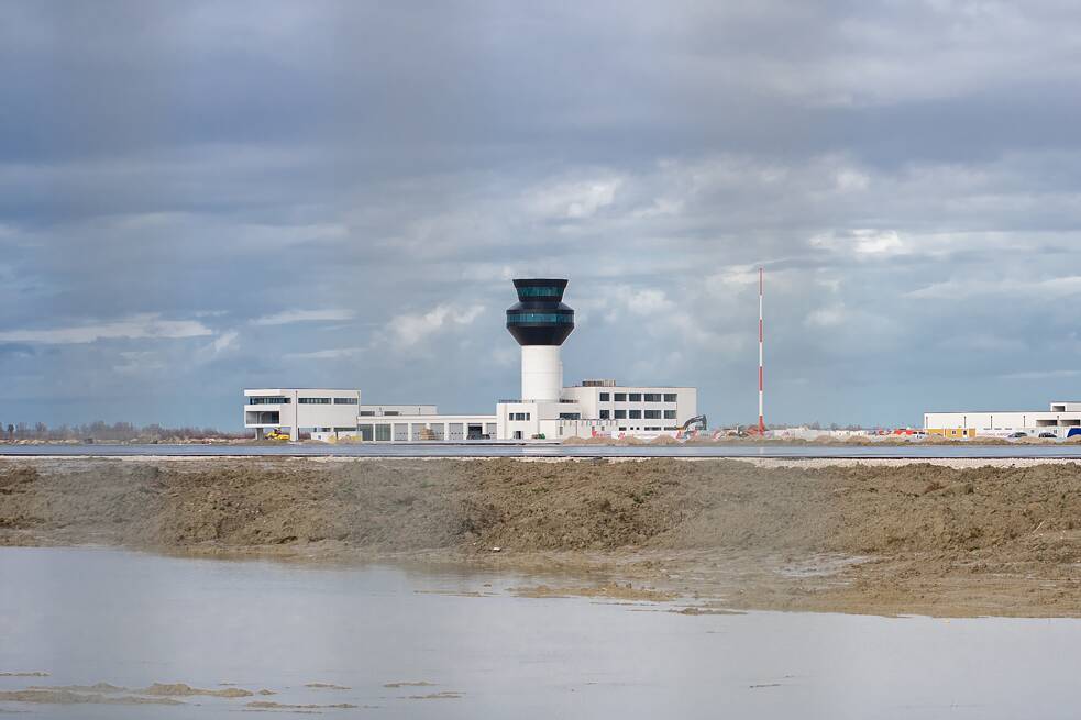 Blick auf das mit Stacheldraht abgesperrte Flughafengelände