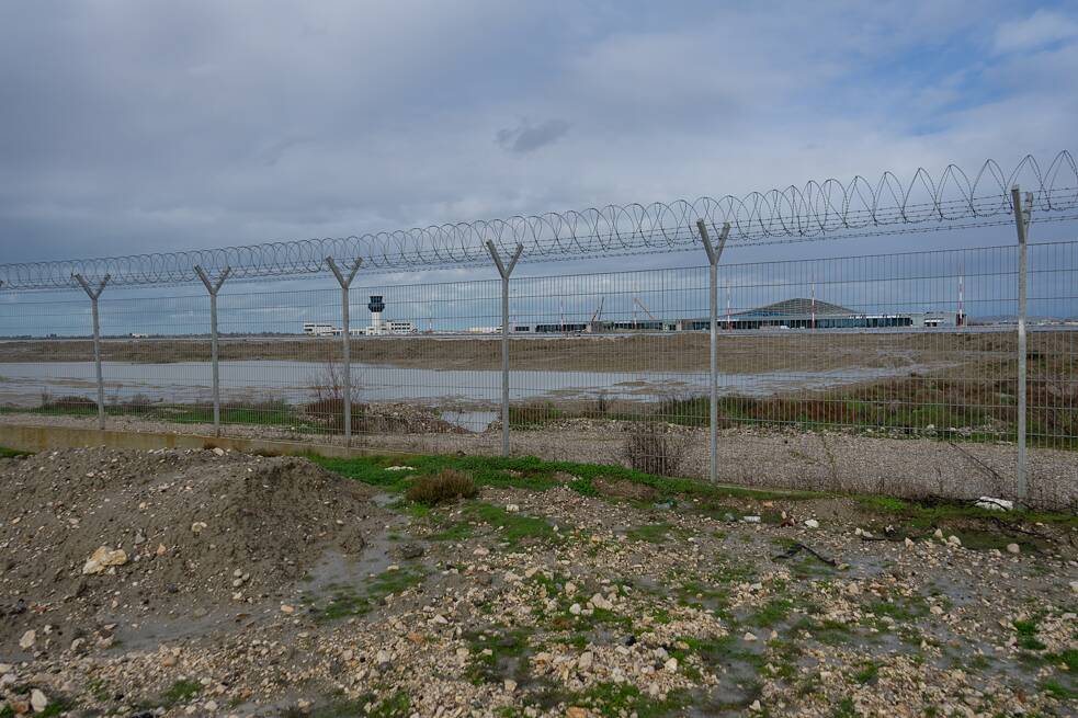 Blick auf das mit Stacheldraht abgesperrte Flughafengelände