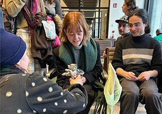 Geneviève Dulude-De Celles montre son Ours d'argent aux étudiant.e.s