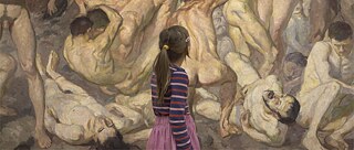 Ein junges Mädchen steht vor einem großen Museumsgemälde, das in einer ausdrucksstarken, chaotischen Szene ineinander verschlungene nackte menschliche Figuren darstellt.