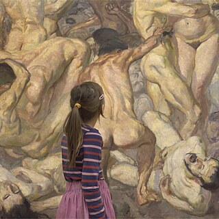 Ein junges Mädchen steht vor einem großen Museumsgemälde, das in einer ausdrucksstarken, chaotischen Szene ineinander verschlungene nackte menschliche Figuren darstellt.