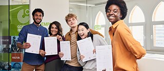 En gruppe eksaminander med deres Goethe-certifikater.