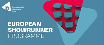 Gráfico de la ifs Internationale Filmschule Köln con fondo azul. El logotipo de la escuela aparece arriba a la izquierda. En el centro se lee “European Showrunner Programme” en letras blancas. A la derecha, un recorte triangular muestra un fondo rojo con un patrón de pequeños televisores retro azules.