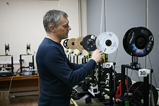 Jurij pri 3D tlačiarni.