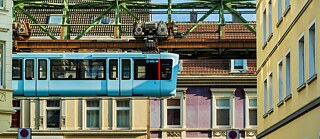 Die Wuppertaler Schwebebahn in der Nähe der Haltestelle Sonnborn, Wuppertal