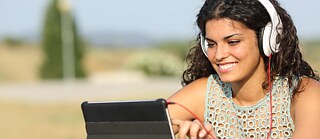 אישה עם מחשב נייד ואוזניות