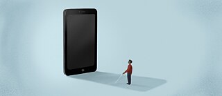  Illustration : un homme aveugle, vêtu d’une chemise orange et d’un pantalon marron, se tient dans un espace bleu vide et s’appuie sur une canne pour avancer vers un grand écran de tablette.