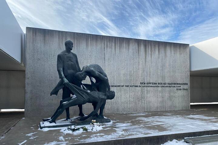 Skulptur am Konzentrationslager Sachsenhausen