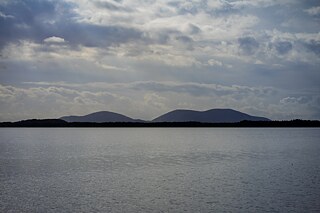 Am Horizont hinter der Narta-Lagune zeichnen sich die zwei Berge der Insel Sazan ab. Jared Kushner, der Schwiegersohn von US-Präsident Donald Trump, plant, ein Luxus-Ressort auf der Insel zu eröffnen.