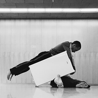 zwei Tänzer  in einer Szene mit einem Kühlschrank