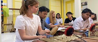 SCHULWÄRTS!-Praktikum - bermain gamelan 